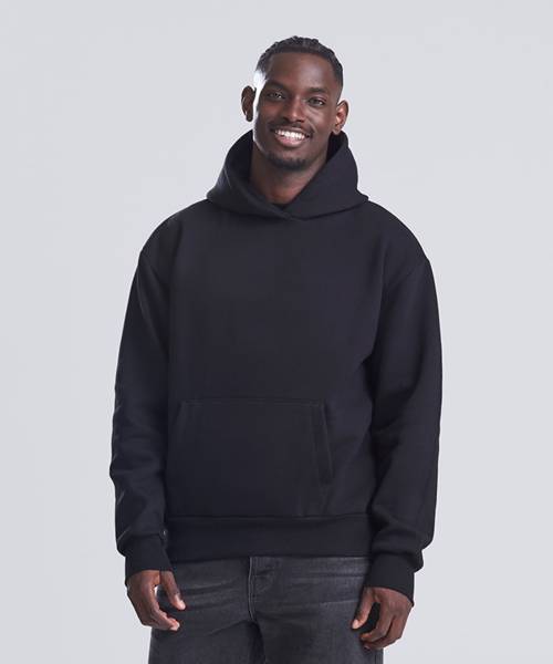 Pull premium personnalisé avec logo entreprise par broderie, réalisé par LH Design & Conception au Havre (76)